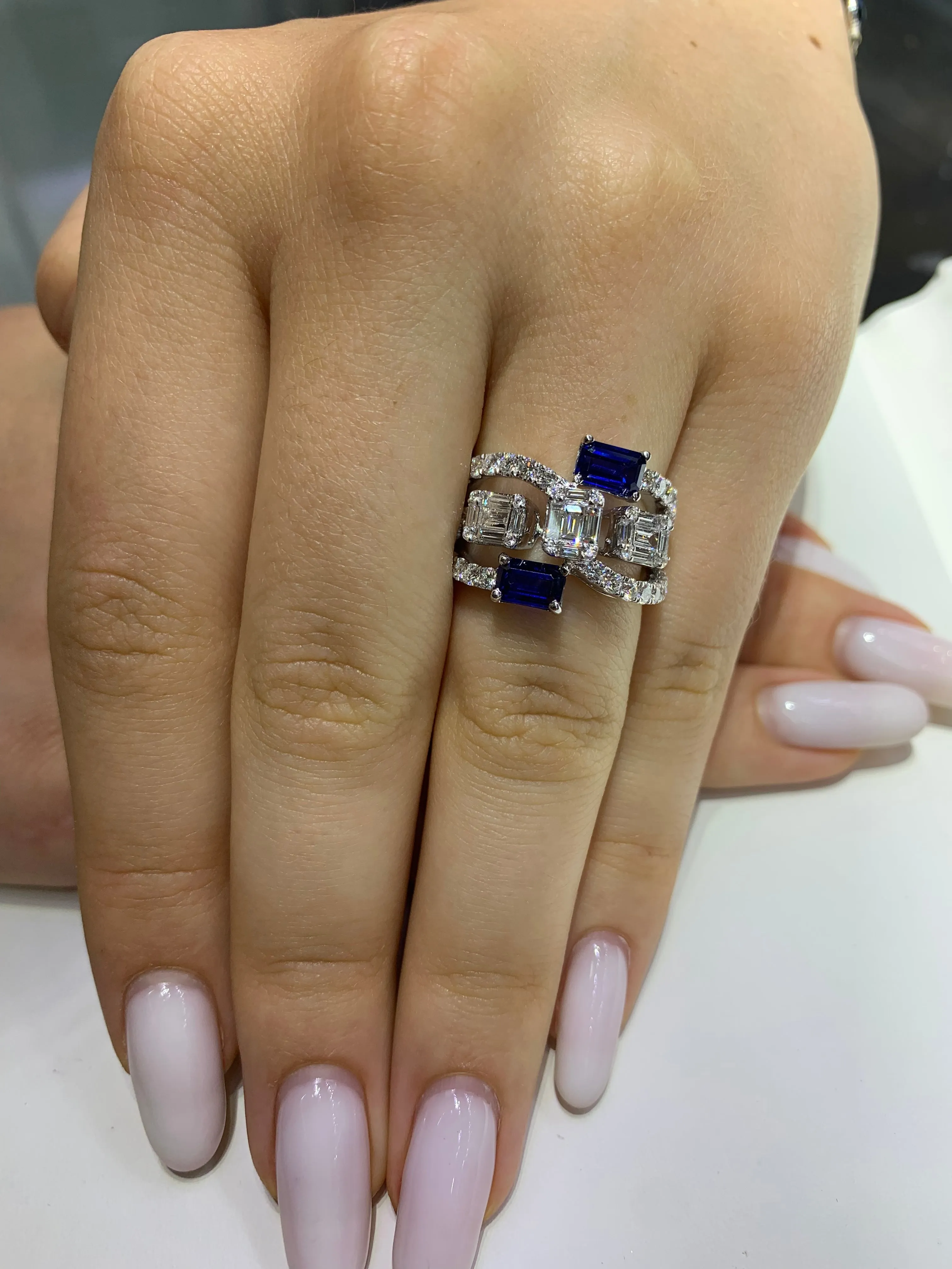VVS/vs EF color high clarity diamonds set in a 18k White Gold Diamond Ring with Blue Sapphire Stone
